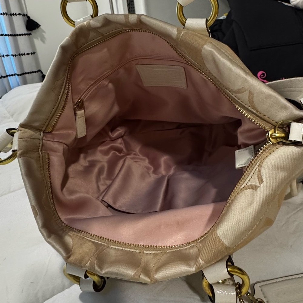 Coach Bucket Style Signature logo with Heart Accents - Picture 7 of 15
